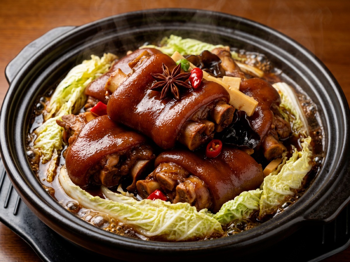 이연복 셰프의 비법이 담긴 중국식 뚝배기 홍소족발 완성 요리 모습