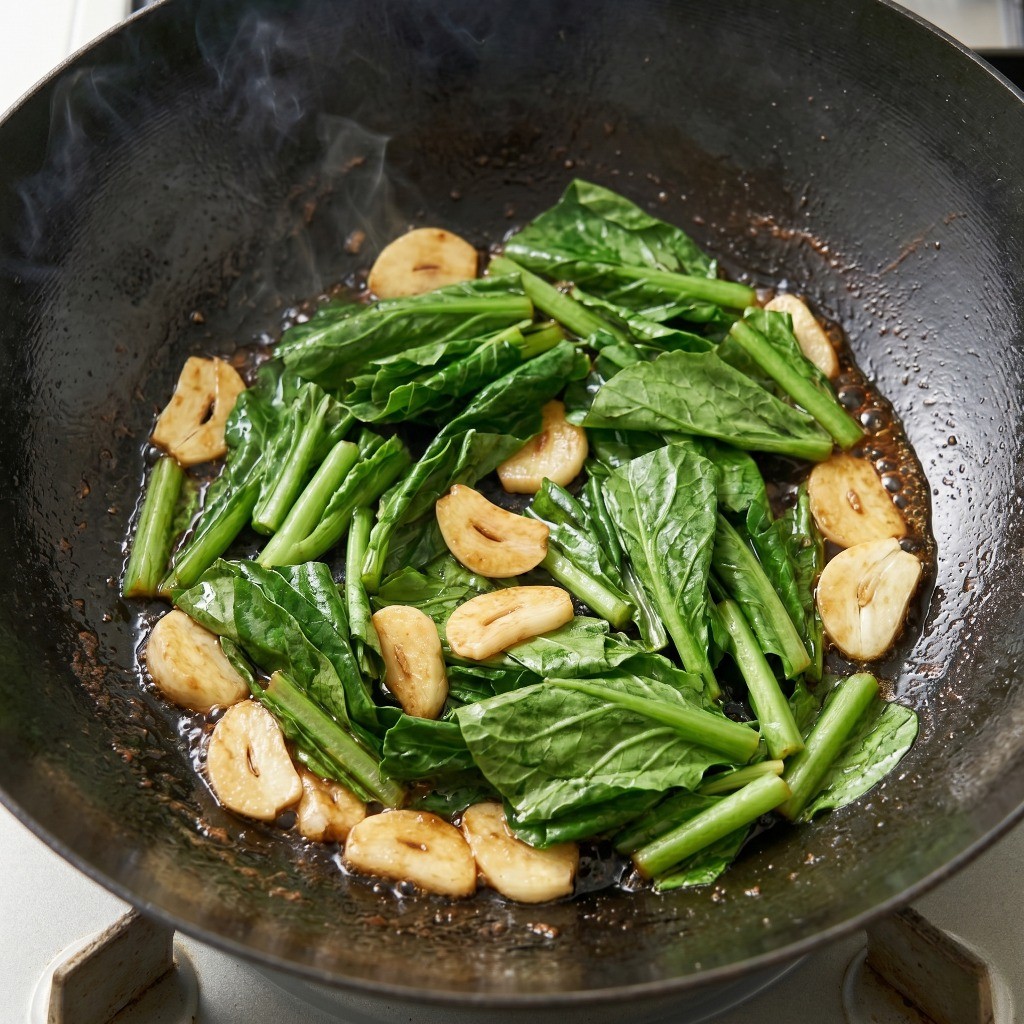 소고기 유채 볶음 야채 볶기 - 팬에 마늘과 신선한 유채나물 볶기