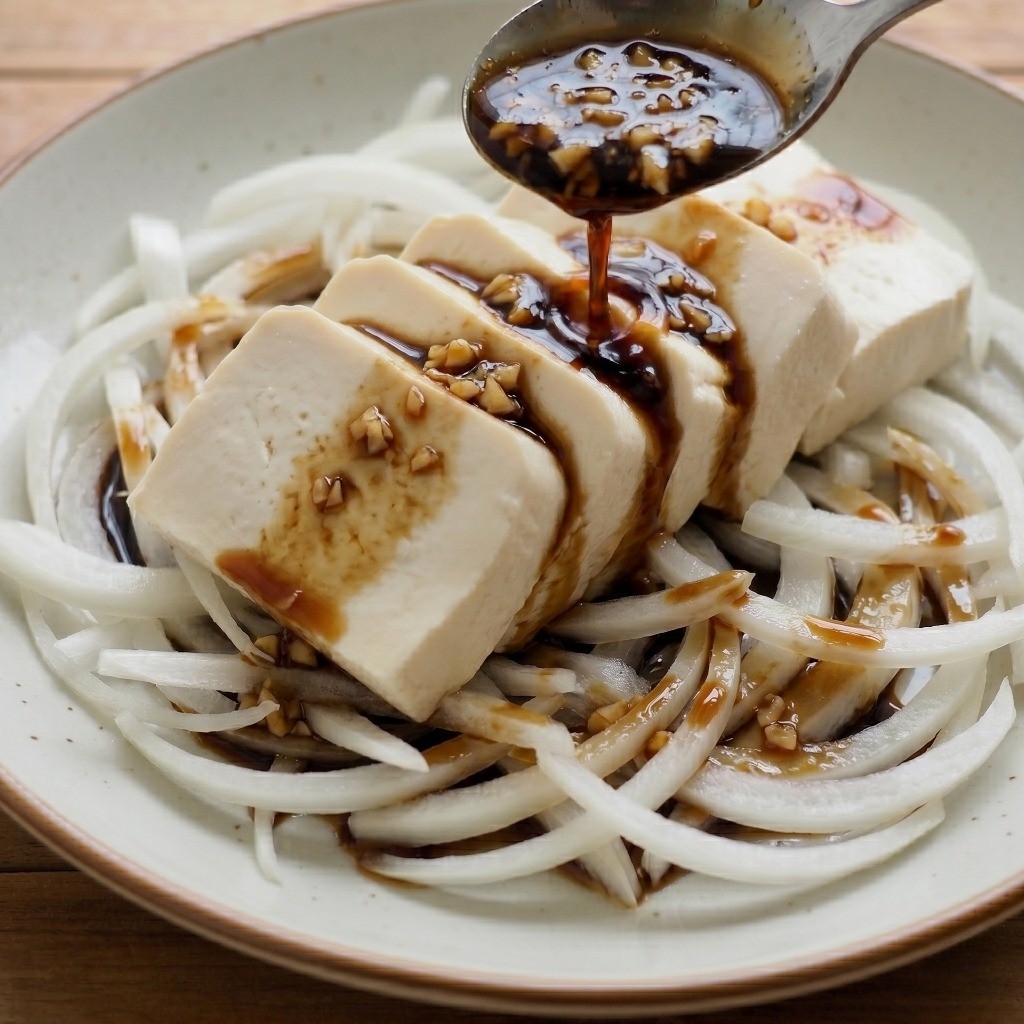 햇양파 두부냉채에 마늘 간장 소스를 듬뿍 뿌려 이연복 다이어트 요리를 완성하는 모습