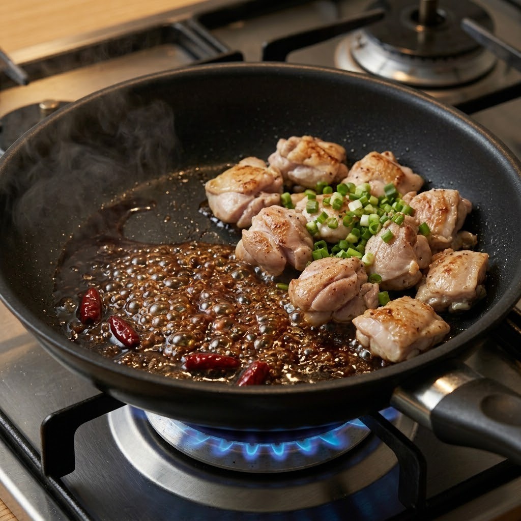 간장을 끓여 불향을 내고 닭고기에 간장 양념을 입히는 모습