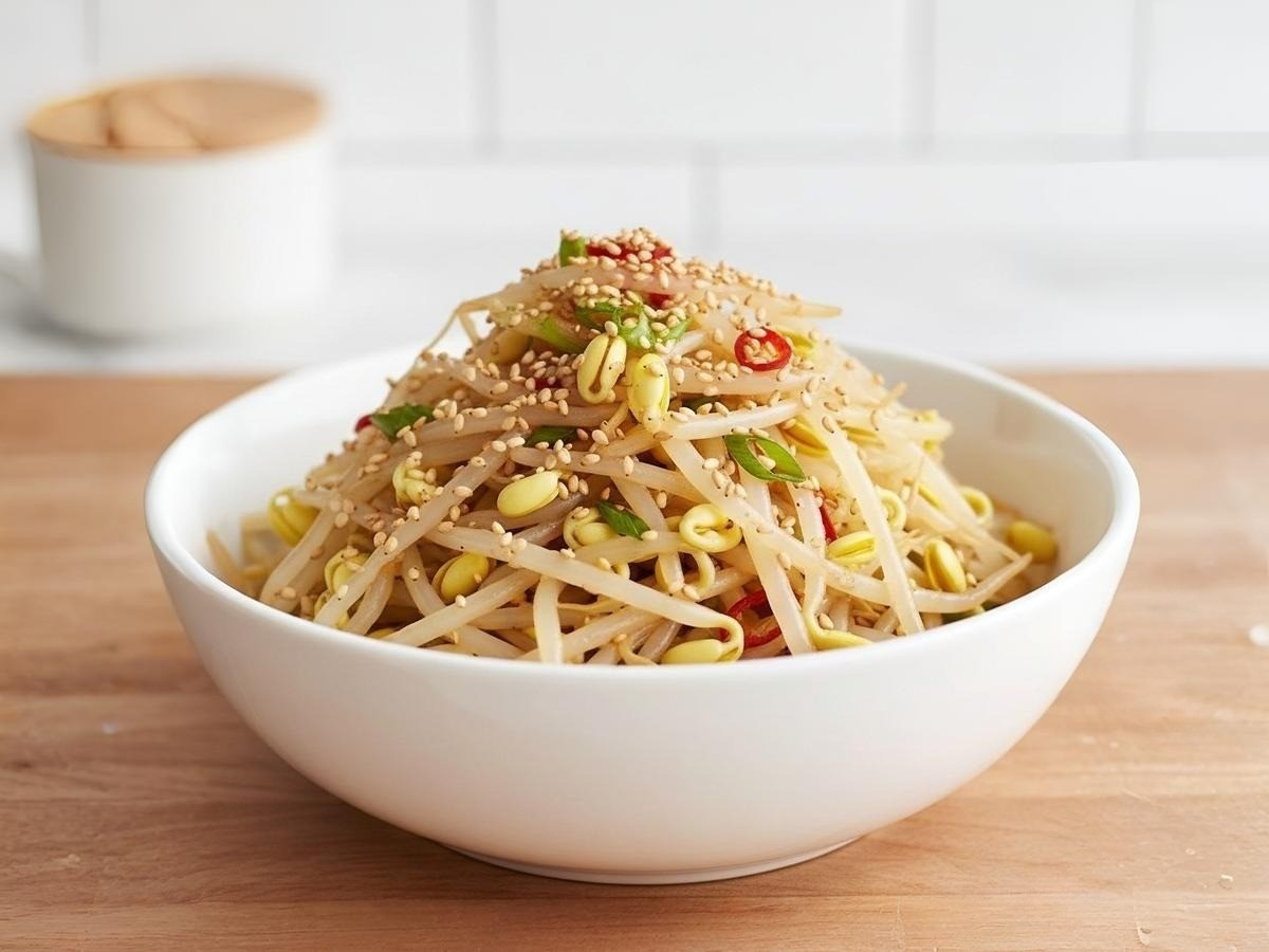 아삭하게 무쳐진 콩나물무침 대표 이미지