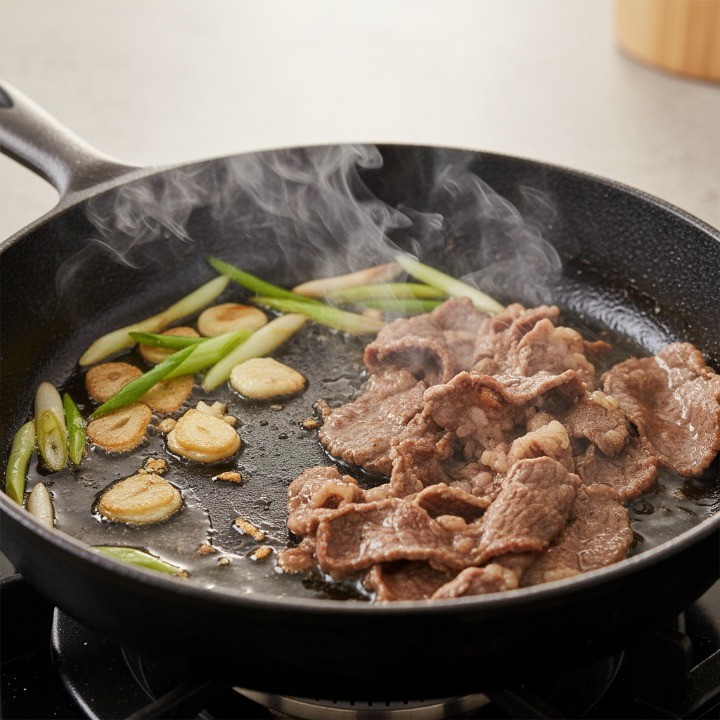 파와 마늘을 올리브유에 볶아 기름을 내고 소고기를 넣는 모습