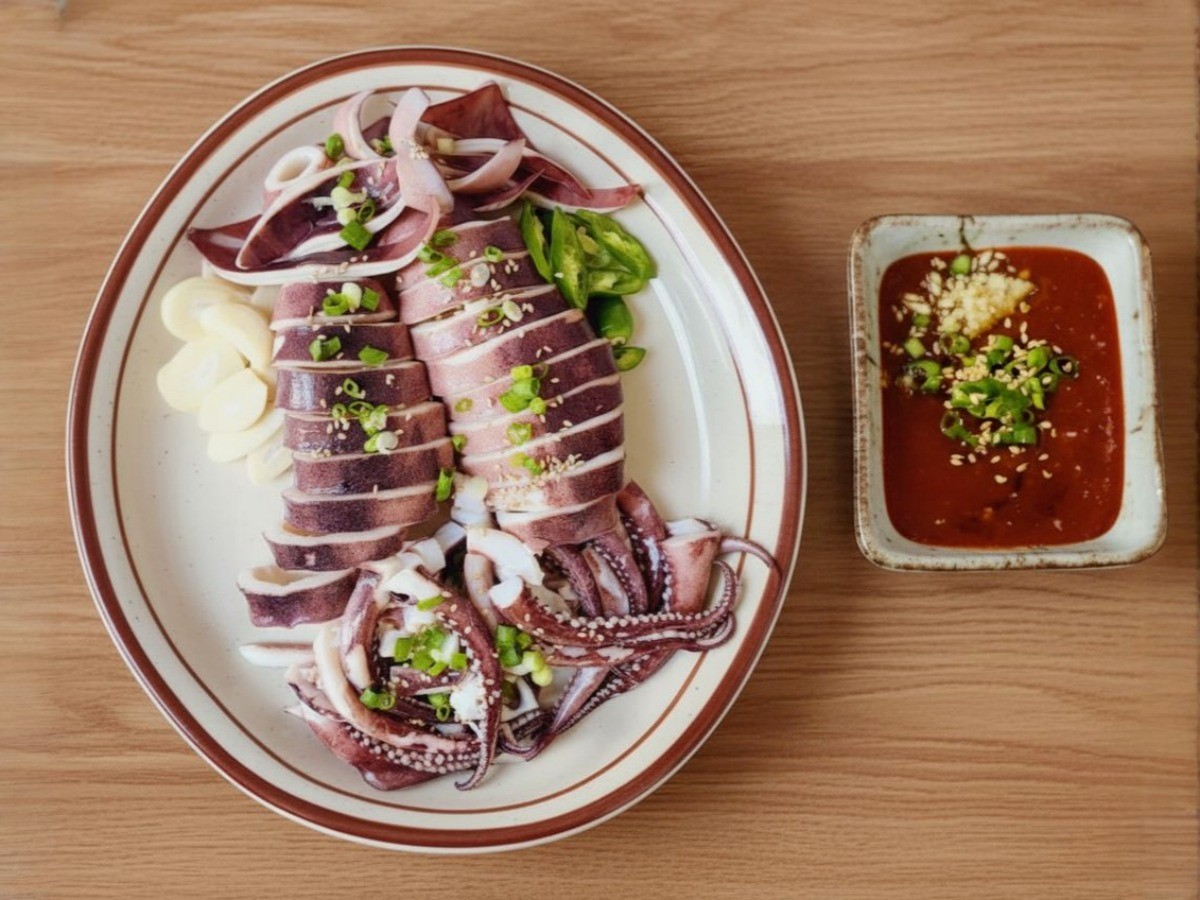 윤기나는 통 오징어 숙회와 특제 초장