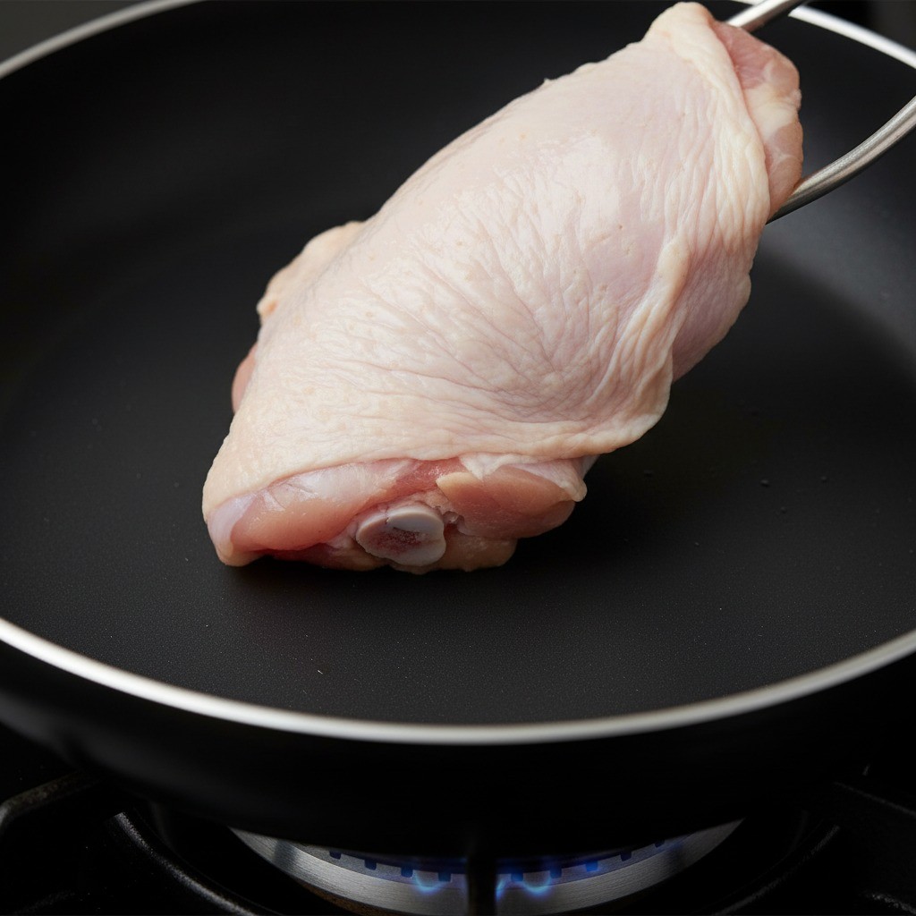 차가운 팬에 닭 껍질을 아래로 놓고 굽기 시작