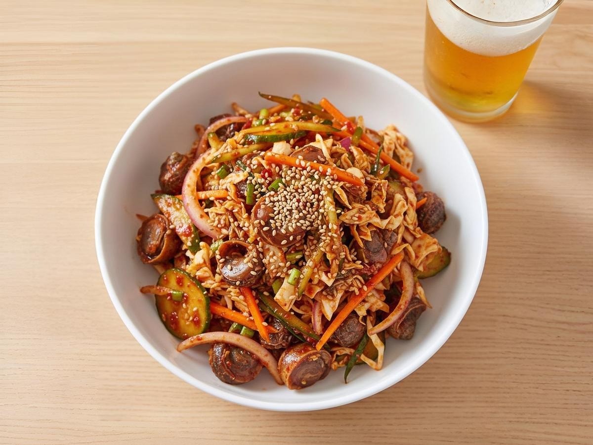 매콤새콤하게 무쳐진 골뱅이무침 완성 사진