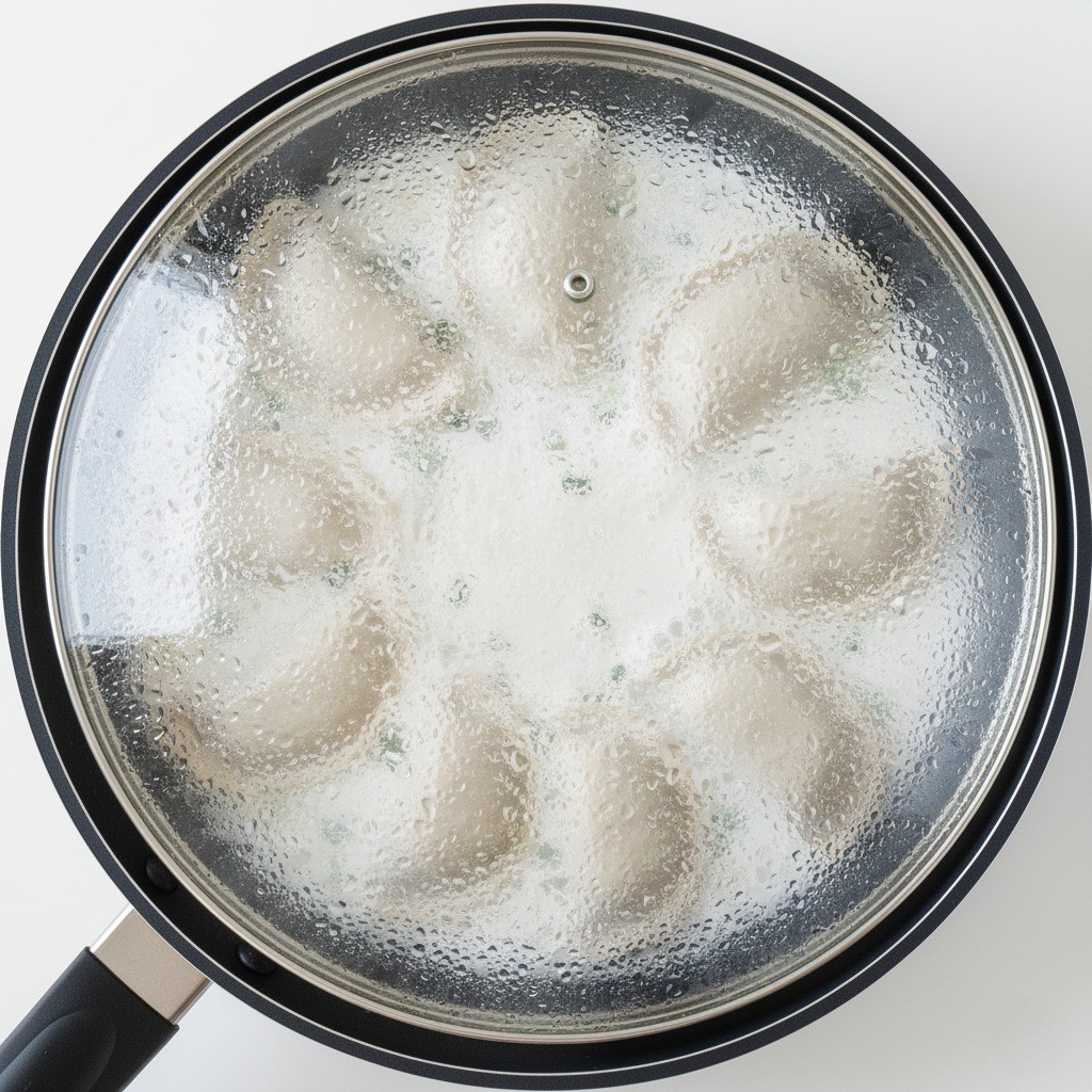 팬에서 바삭한 날개가 만들어지는 모습