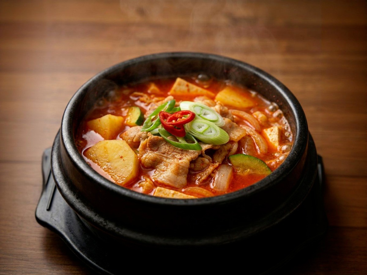 백종원 고추장찌개 레시피 완성 - 얼큰한 국물과 푸짐한 감자, 고기 건더기
