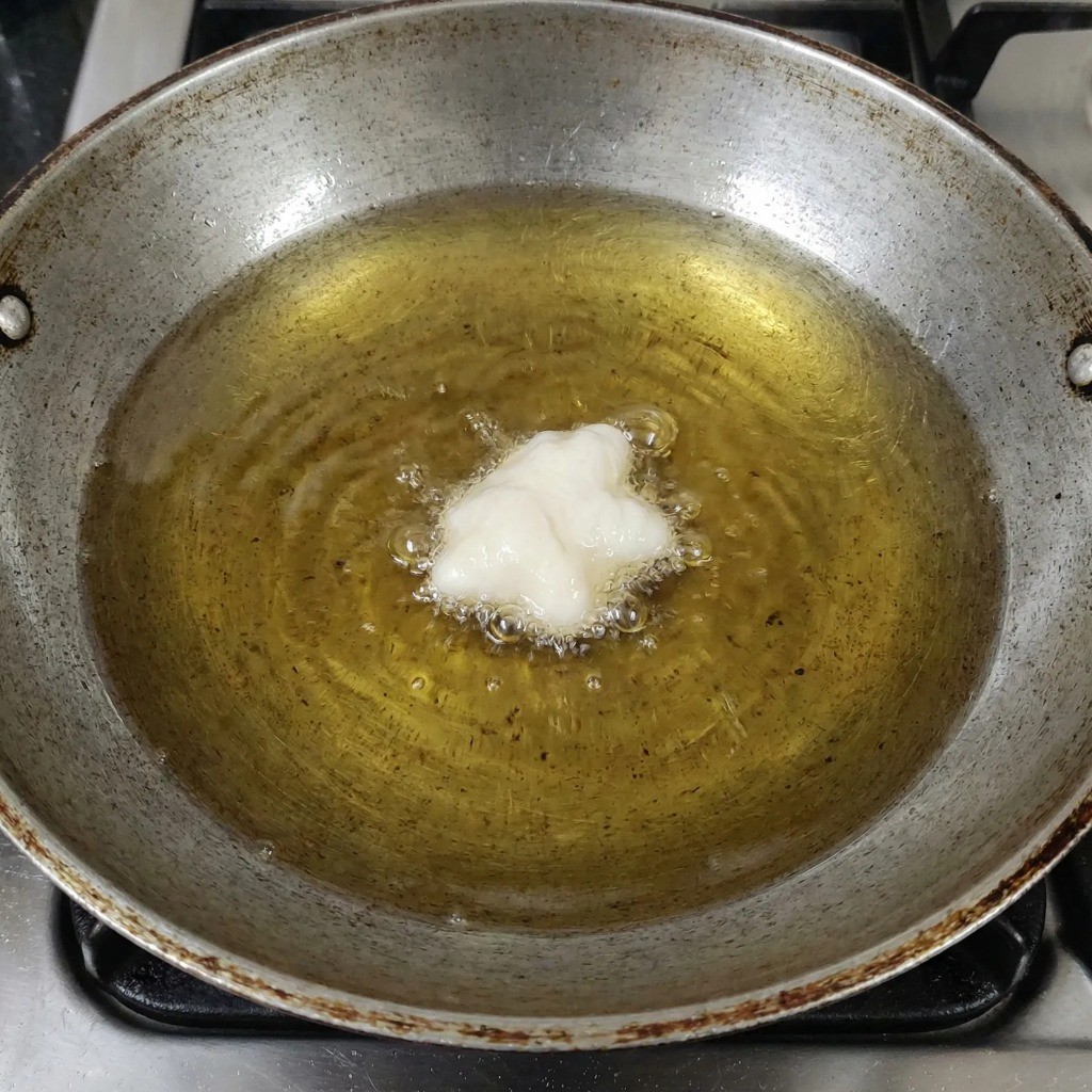 만두피 튀김을 위한 프라이팬 식용유 예열 및 적정 온도 확인