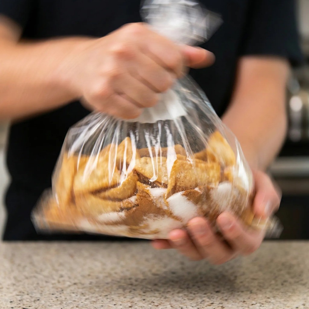 설탕과 계피가루를 뿌려 완성한 만두피 츄러스와 떡볶이 토핑 활용