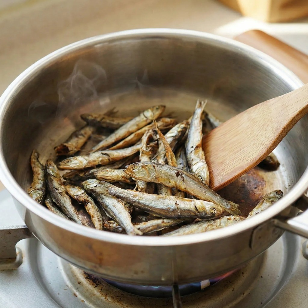 비린내 제거를 위해 마른 냄비에 훈연멸치 덖기