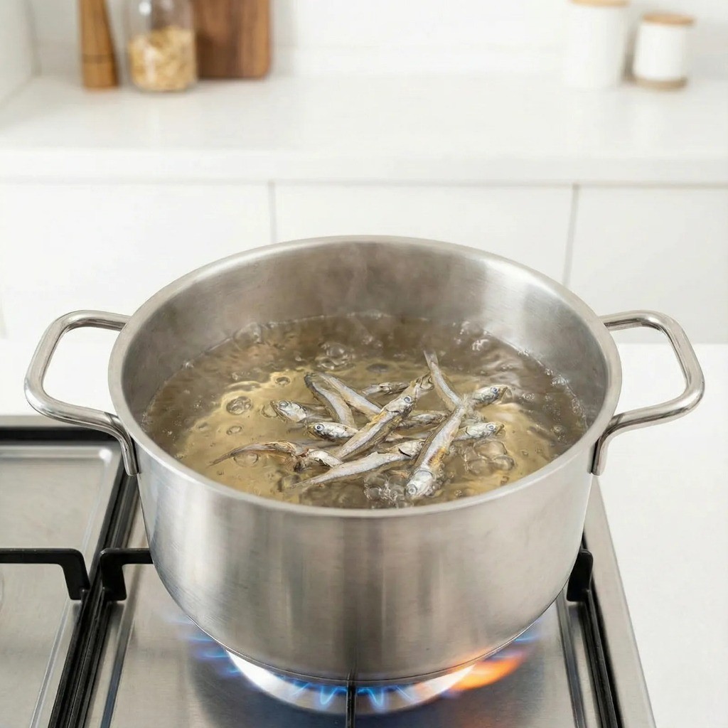 냄비에 물과 멸치를 넣고 진한 멸치 육수 끓이는 과정