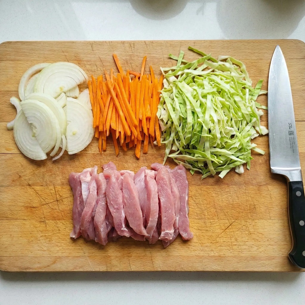 볶음우동 재료 손질, 양파 당근 양배추 돼지고기 채썰기