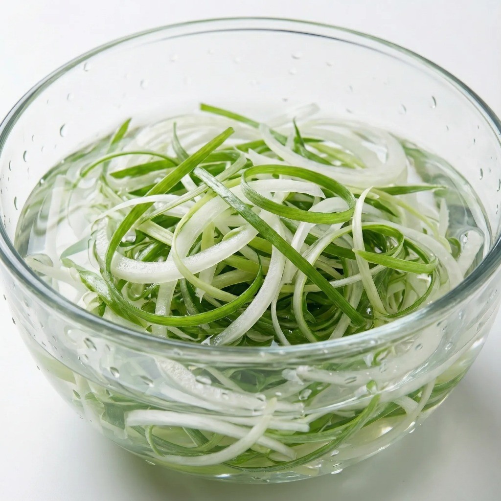 닭다리살 대파무침 재료 손질: 매운기를 빼기 위해 찬물에 담근 신선한 파채와 양파