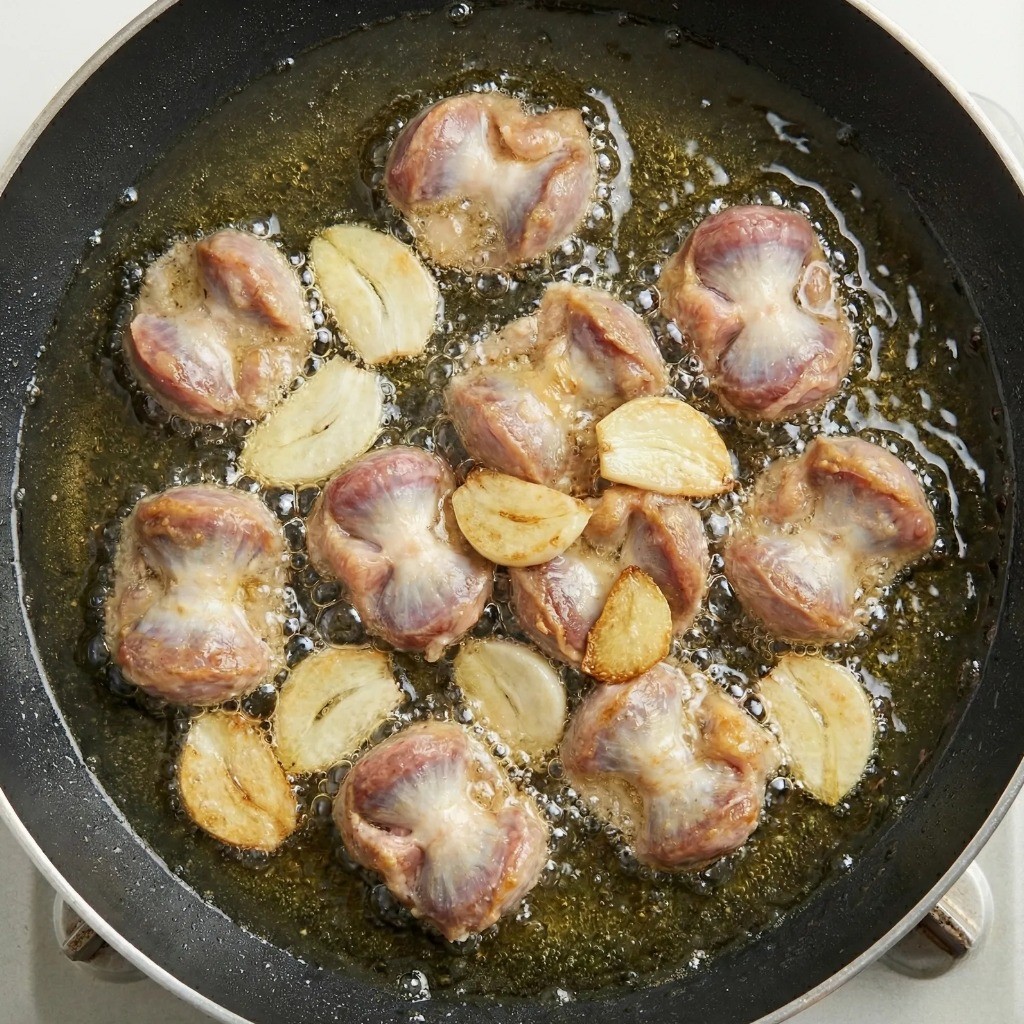 닭똥집 마늘 볶기 - 노릇한 색감이 날 때까지 함께 튀기는 과정