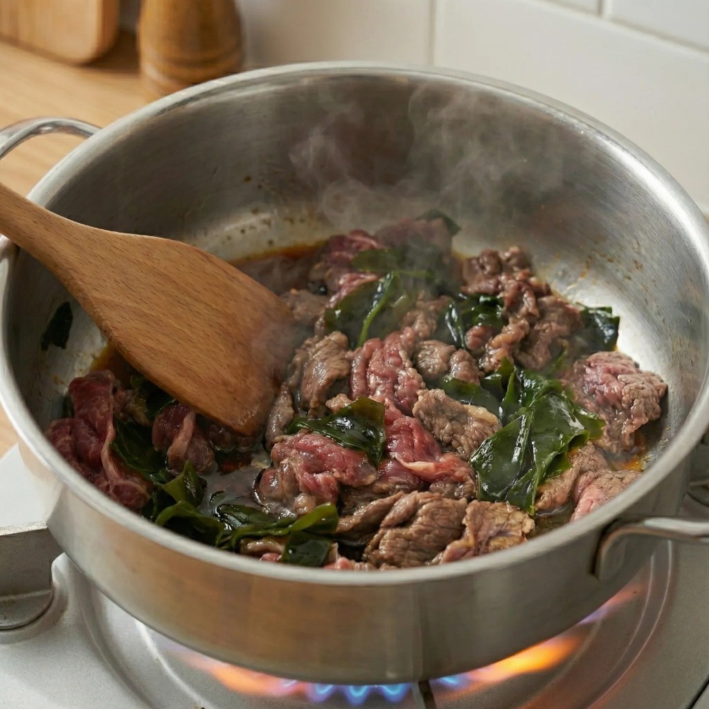 불린 미역과 소고기를 국간장과 함께 볶아 깊은 맛 내기