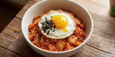 백종원 김치볶음밥 황금레시피 완성, 반숙 계란후라이와 김가루가 올려진 먹음직스러운 요리