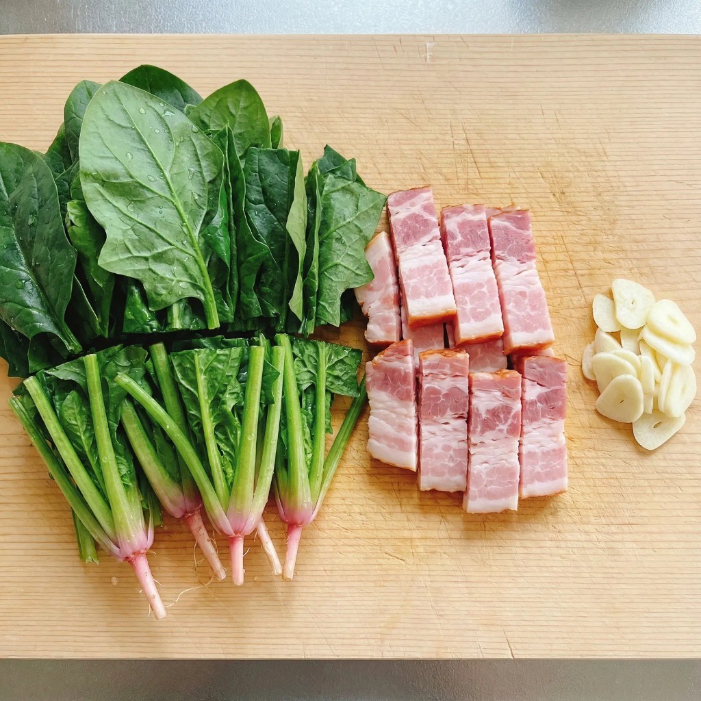 시금치 베이컨 볶음 재료 준비: 손질된 시금치, 편마늘, 베이컨