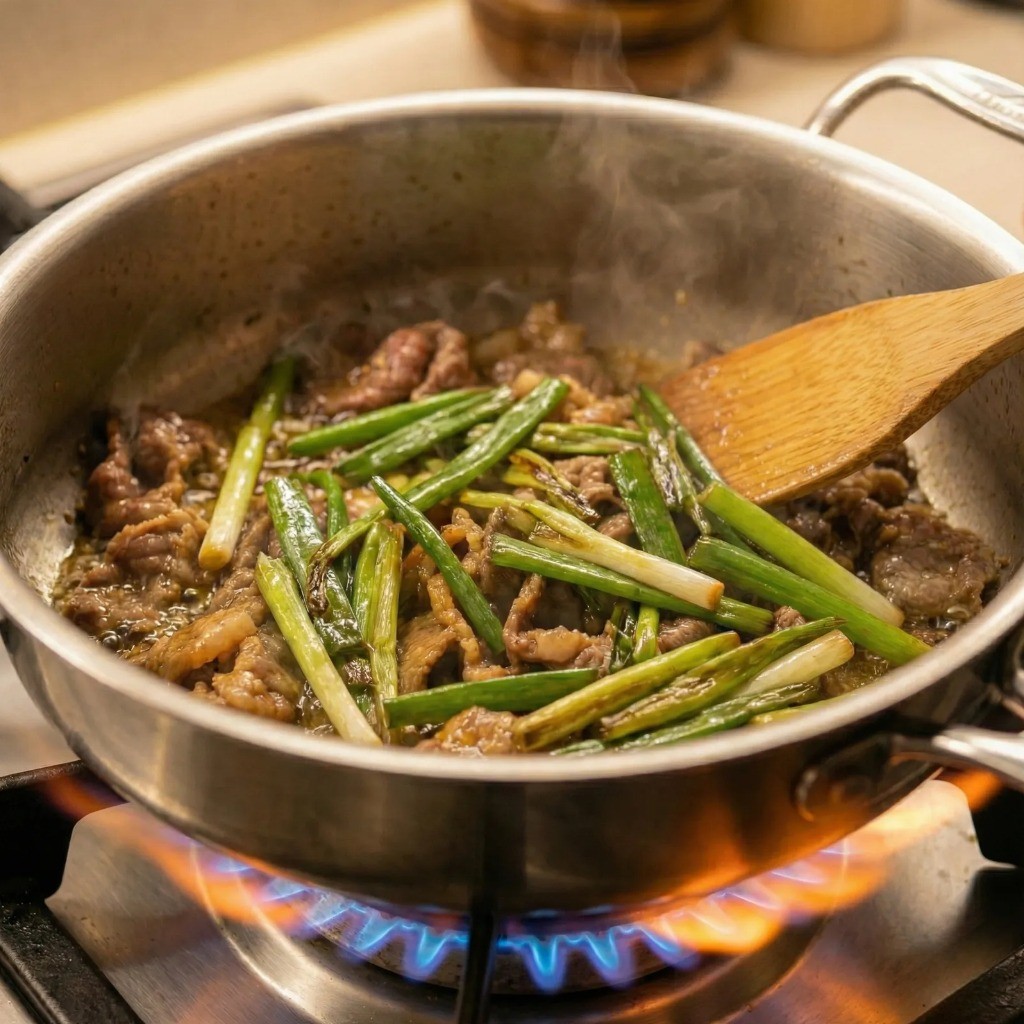 고기와 함께 대파를 숨이 죽을 때까지 충분히 볶아 파기름을 내는 모습