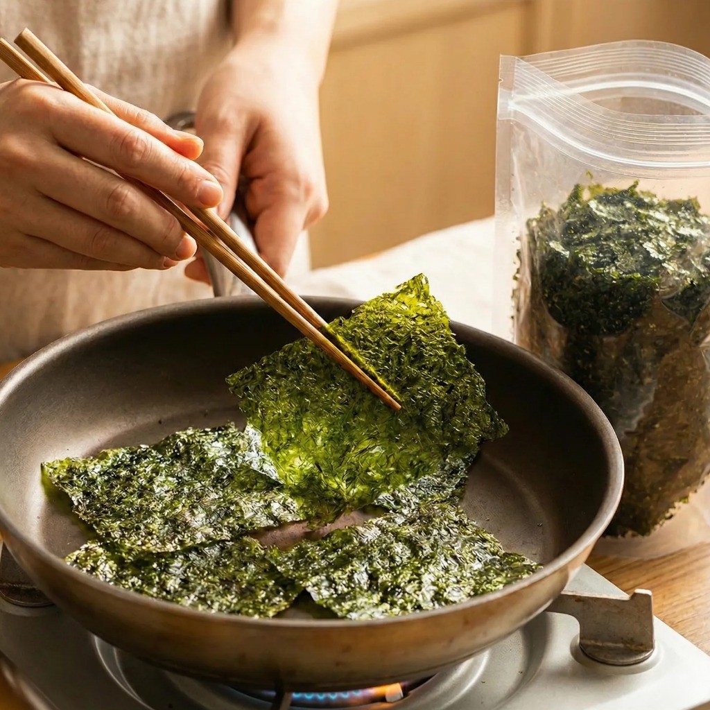 백종원 김라면 레시피 1단계 - 마른 팬에 김 굽고 비닐봉지로 부수기