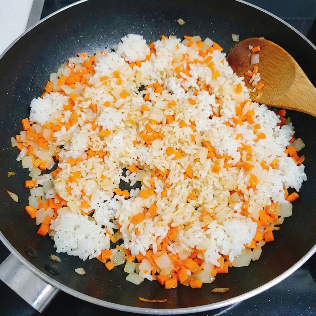 오므라이스 볶음밥 만들기 - 다진 채소와 밥 볶는 과정