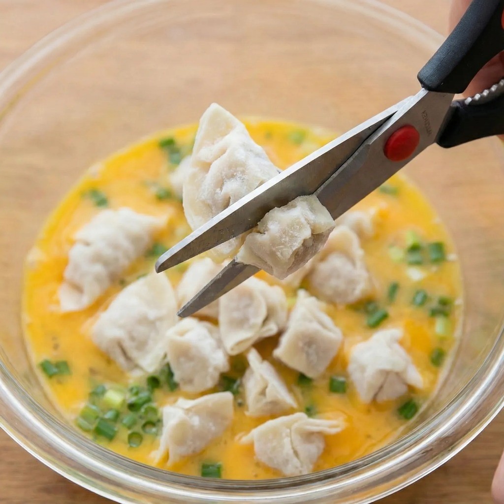 냉동만두 가위로 잘게 잘라 달걀물에 넣어 혼합하는 과정