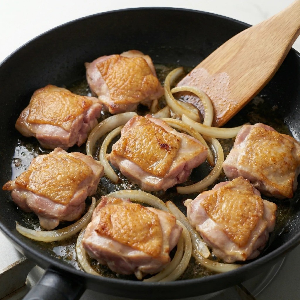 풍미 살리는 팁 - 닭기름에 양파를 갈색이 날 때까지 충분히 볶는 모습