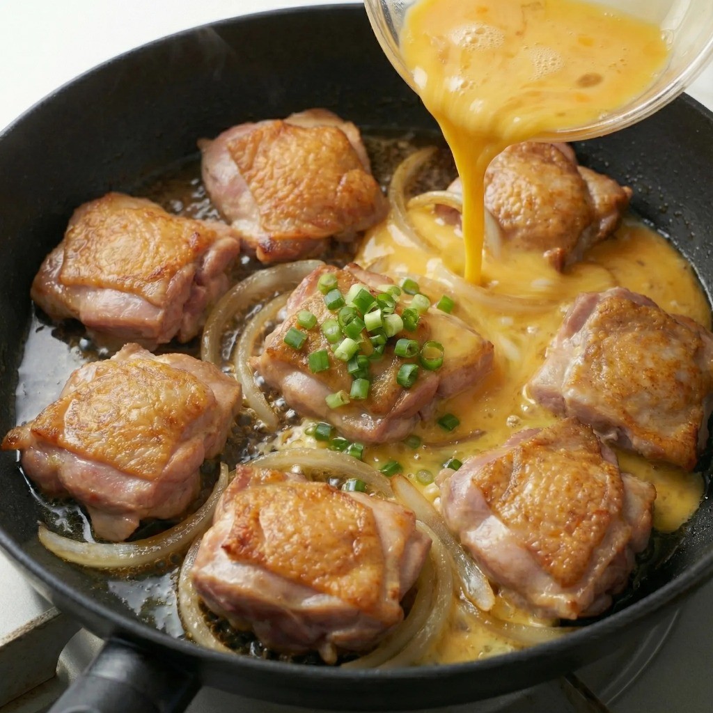 덮밥 마무리 - 달걀물 둥글게 붓고 뚜껑 덮어 반숙으로 익히는 과정