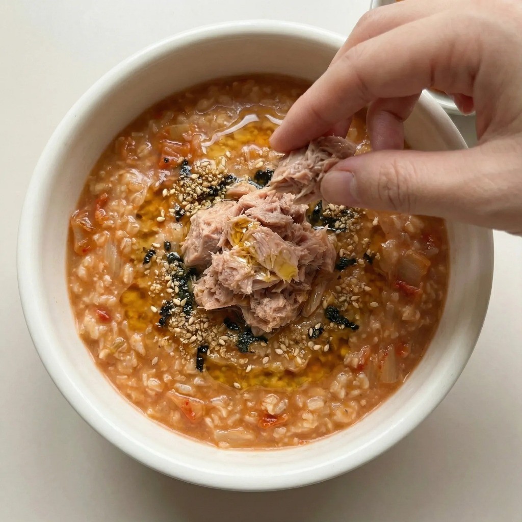 오트밀 김치 참치 죽 완성 - 참치, 참기름, 깨소금 고명 올리기