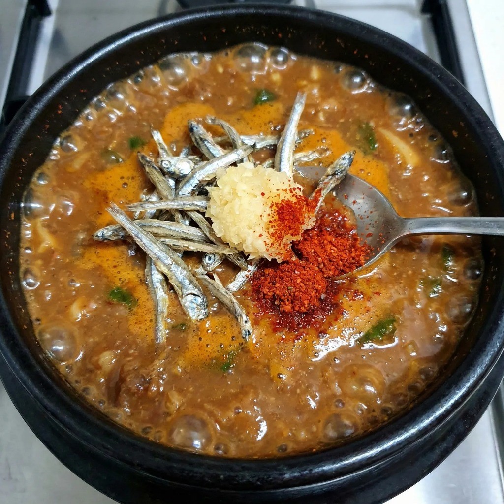 멸치 간마늘 고춧가루 넣고 자박하게 졸이는 강된장 완성 과정