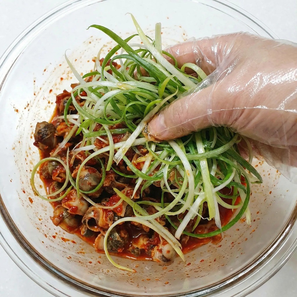 파채의 숨이 죽지 않게 살살 버무려 완성하는 골뱅이 파채무침 조리법