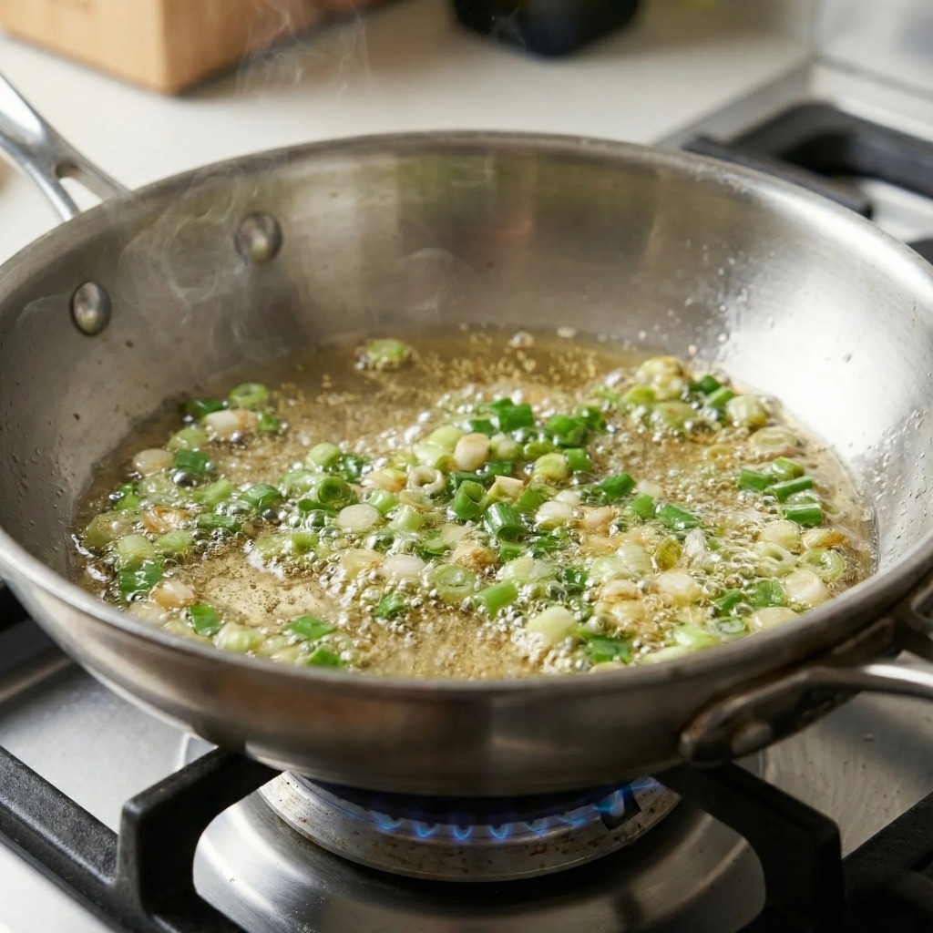 파기름 내기: 달궈진 프라이팬에 식용유와 대파를 볶아 고소한 파기름을 만드는 과정