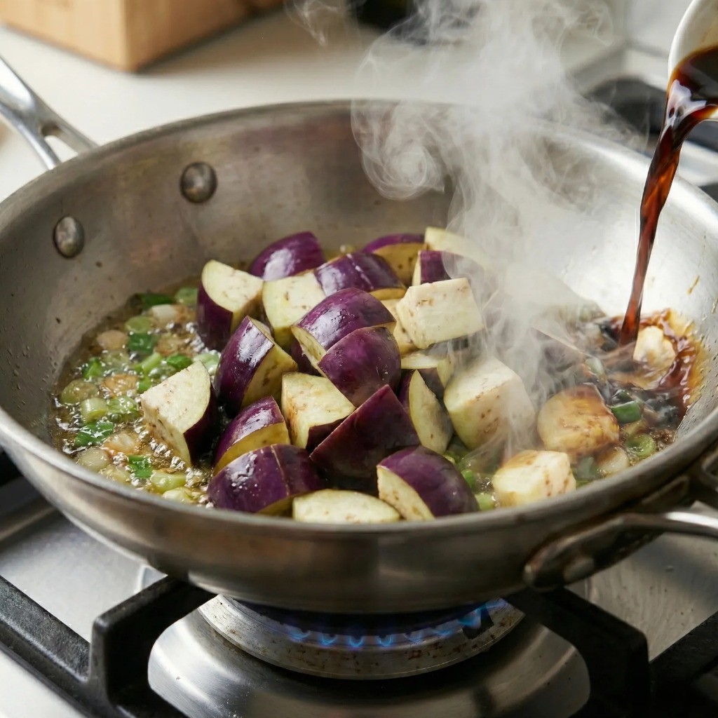 가지 볶기: 간장을 눌러 불맛을 입히고 가지를 넣어 숨이 죽을 때까지 볶는 조리 과정