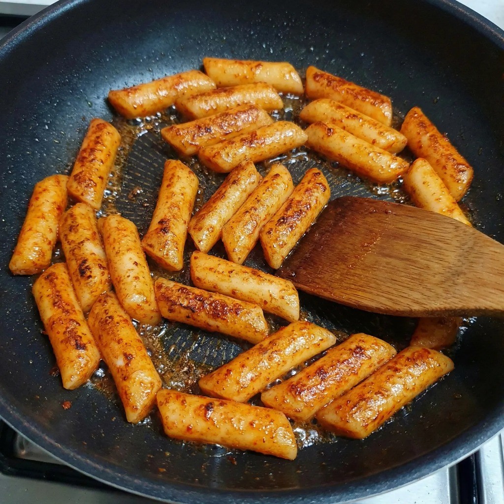 약불에서 타지 않게 기름떡볶이 볶는 과정, 겉바속촉 식감 만들기