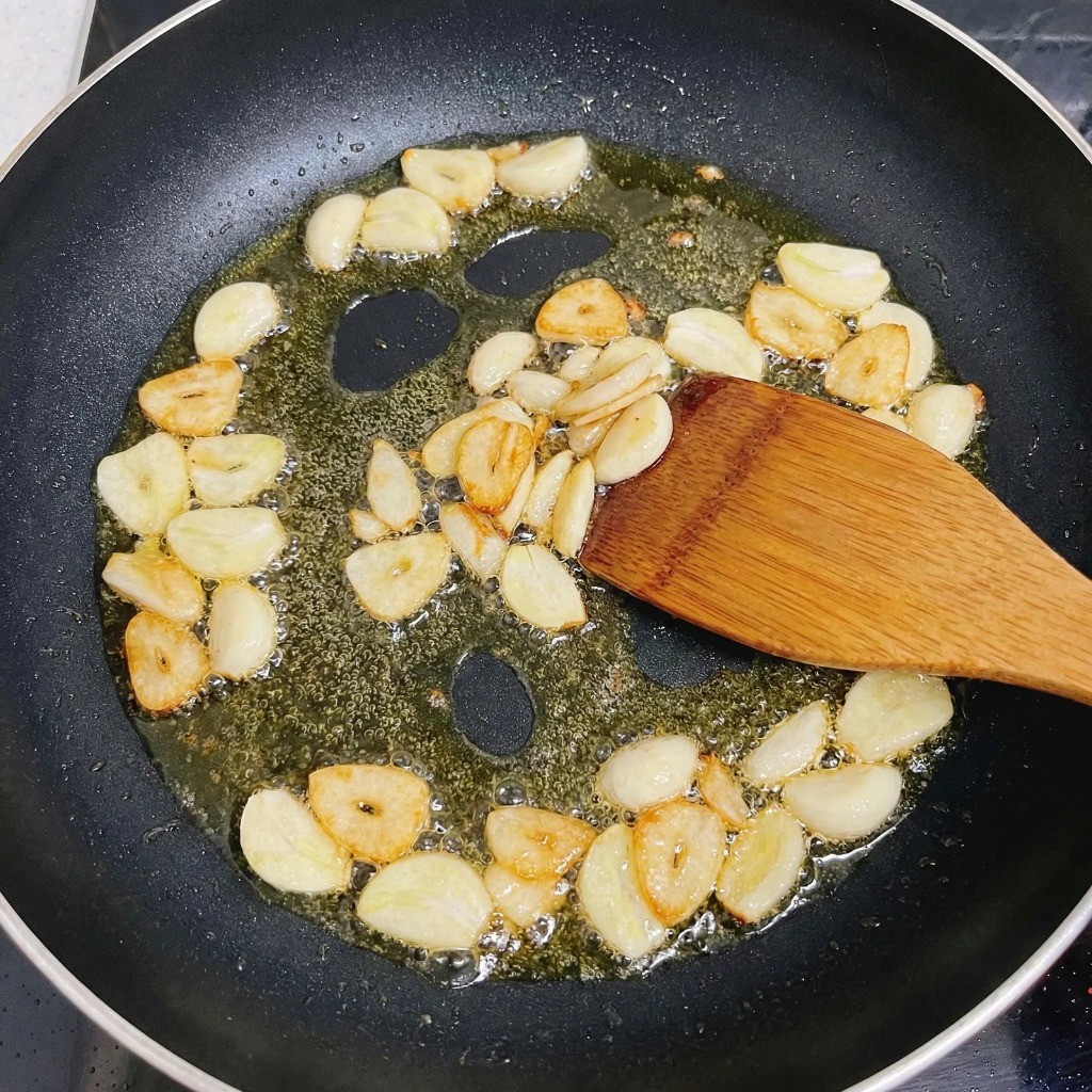 백종원 꽁치볶음밥 레시피 2단계: 프라이팬에 식용유 두르고 마늘 볶아 마늘기름 내기