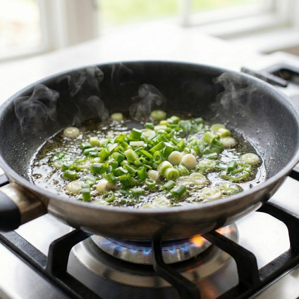 식용유를 두른 팬에 다진 대파를 넣고 볶아 파기름을 내는 모습