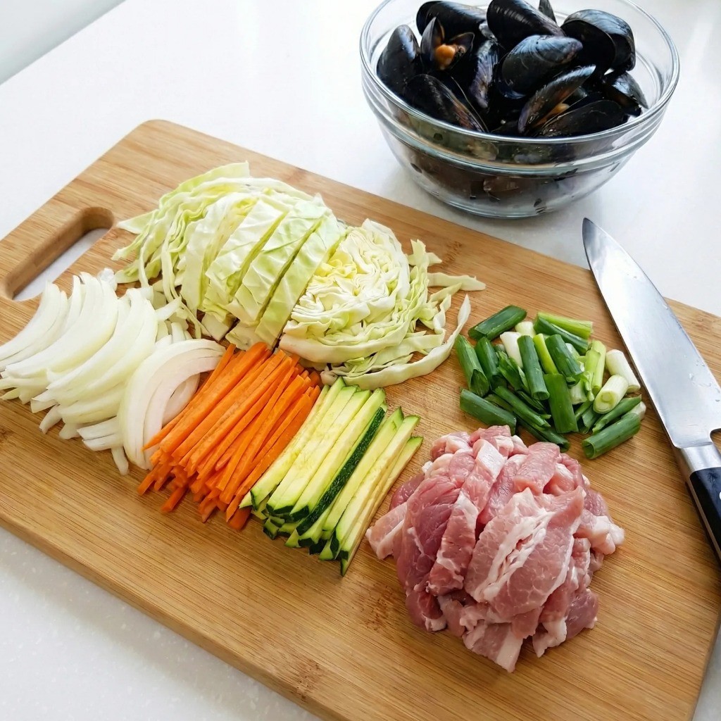 백종원 짬뽕 재료 손질: 양파, 양배추, 당근, 호박, 돼지고기 채썰기