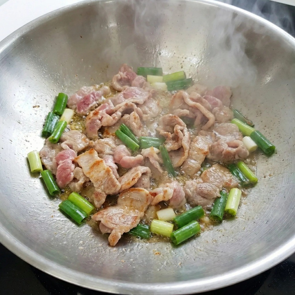 짬뽕 불맛의 핵심 파기름 내기: 식용유에 대파와 돼지고기 볶음