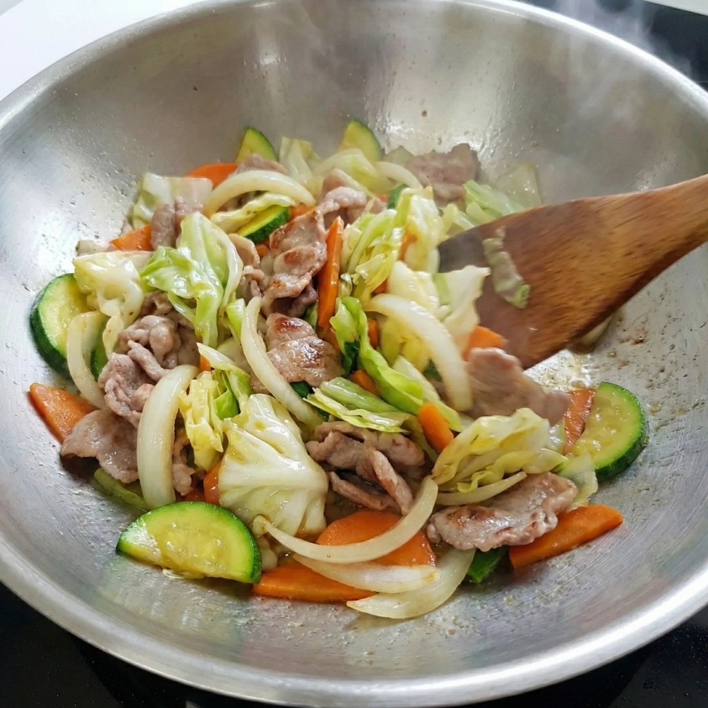 짬뽕 채소 볶기: 양파, 양배추 등 채소를 센 불에서 숨 죽을 때까지 볶는 과정