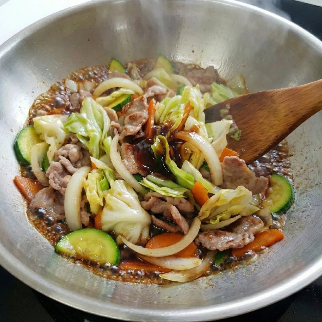 짬뽕 불향 입히기: 팬 가장자리에 간장 태우듯이 볶고 굴소스 추가