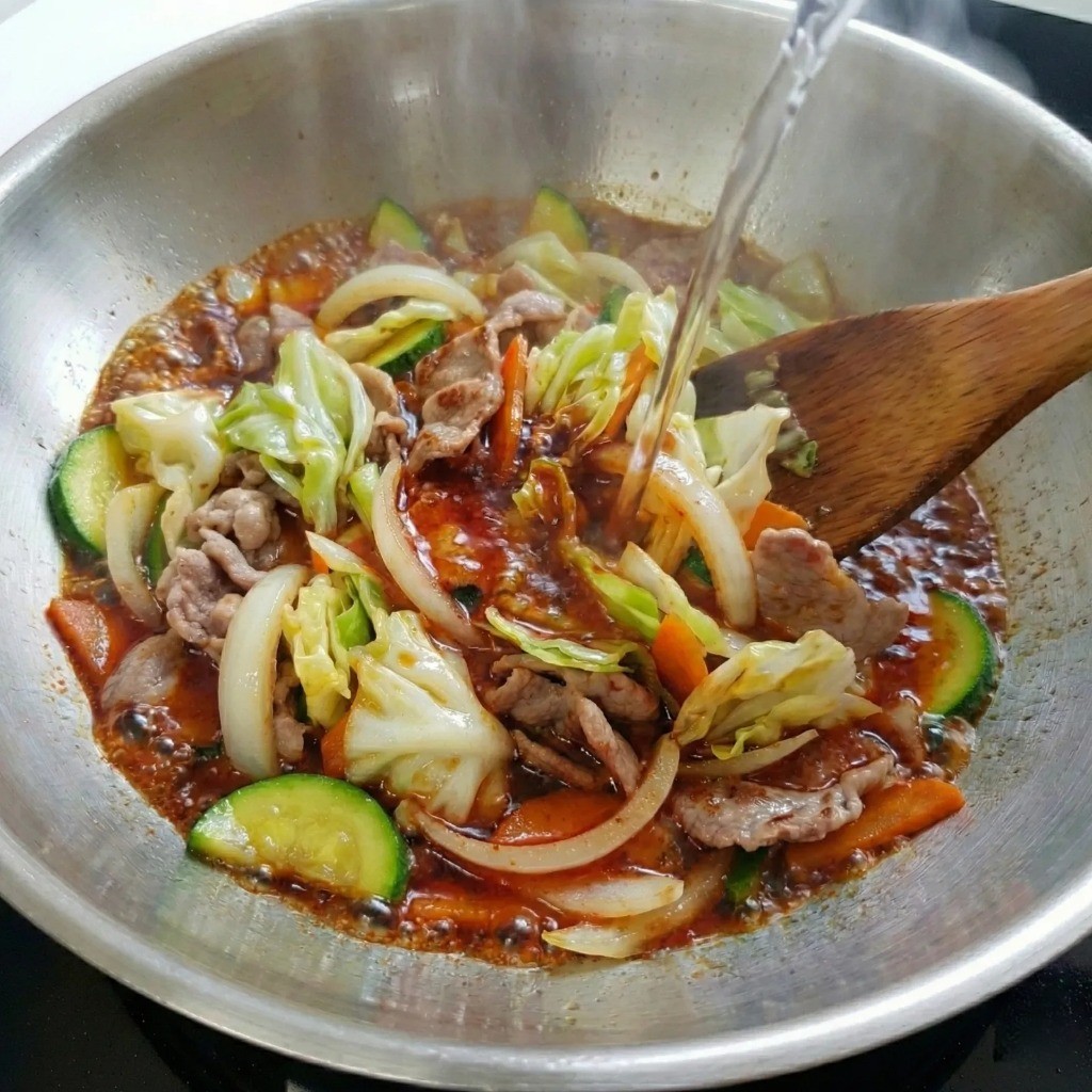 짬뽕 고추기름 만들기: 고춧가루 볶은 직후 물을 부어 타지 않게 조리