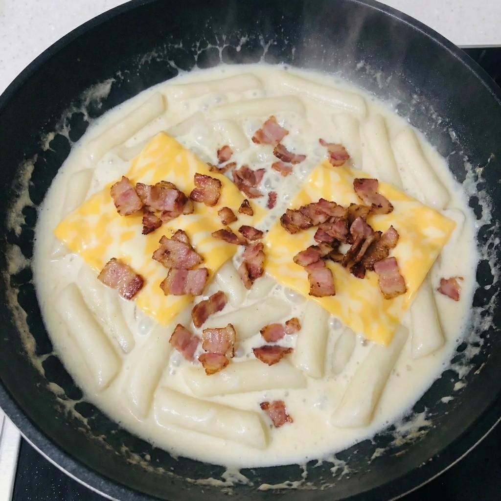 체다치즈를 넣어 꾸덕한 농도를 맞춘 완성된 백종원 크림 떡볶이