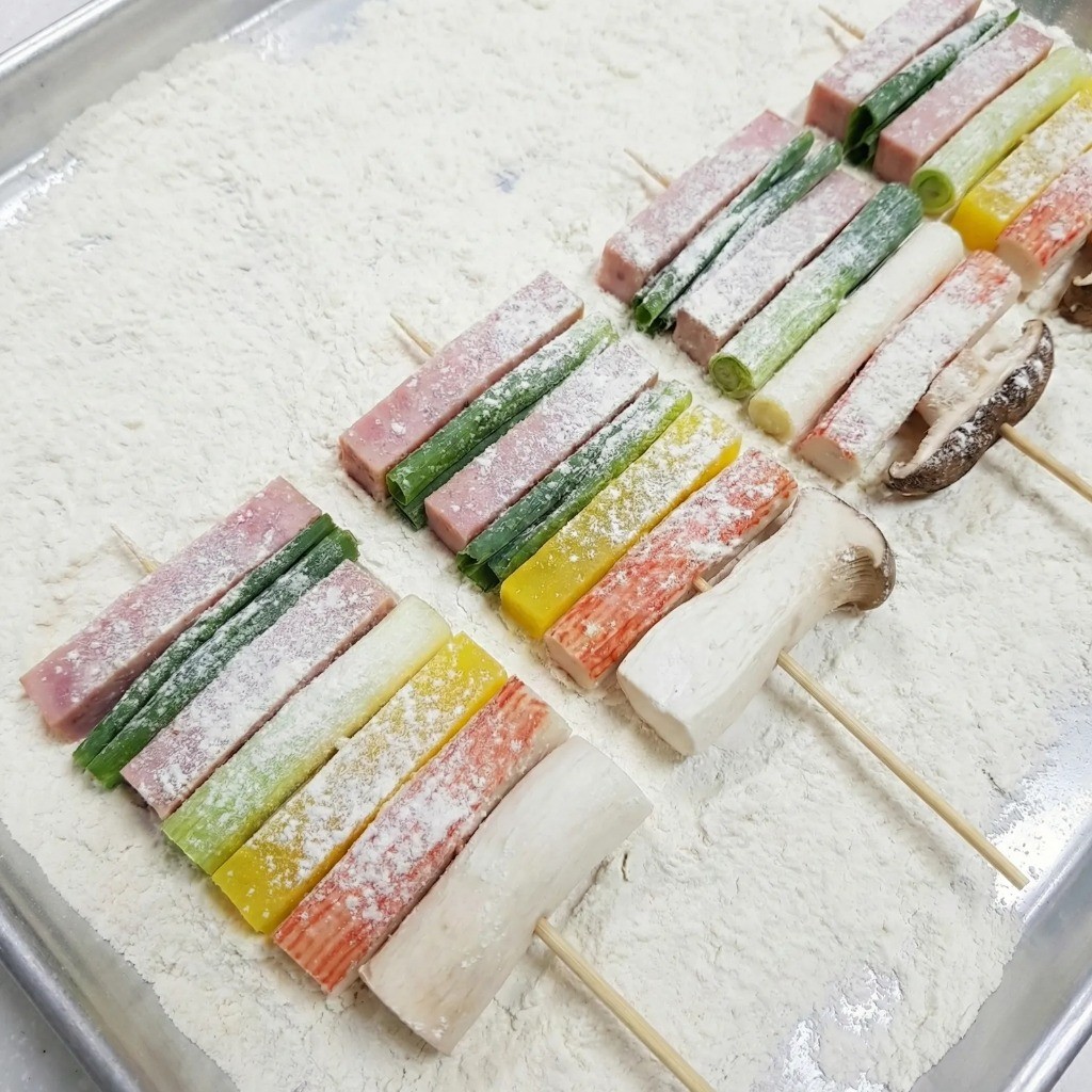 산적꼬치 밀가루 옷 입히기 - 부침가루를 얇게 묻힌 모습