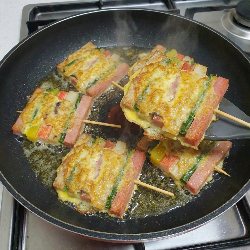 산적 꼬치전 부치기 - 프라이팬에서 약불로 노릇하게 익히는 조리 과정