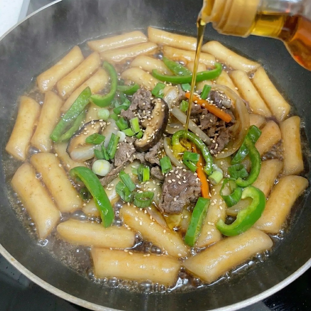 참기름과 후추로 마무리한 완성된 백종원 궁중떡볶이