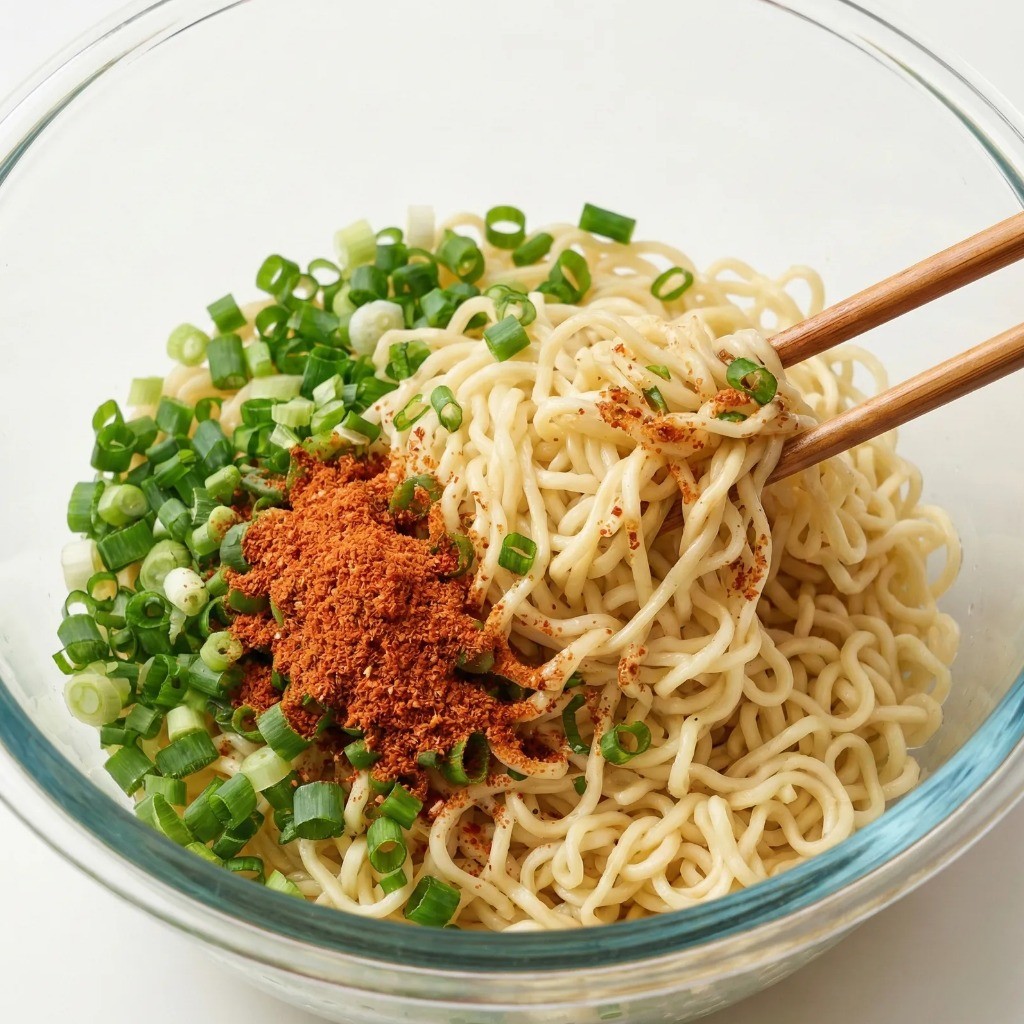 백종원 라면전 조리 - 삶은 면에 대파와 라면 스프 버무리기