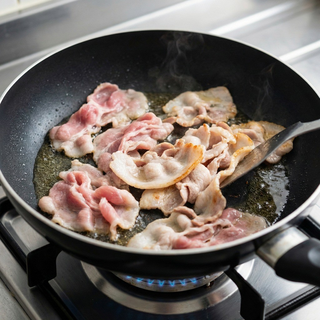 돼지고기 뒷다리살 요리 - 프라이팬에 식용유를 두르고 고기를 볶는 과정