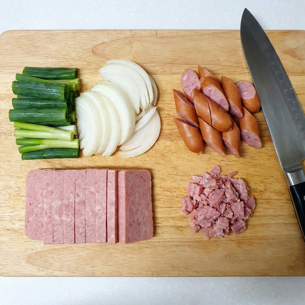 부대찌개 재료 손질 - 대파, 양파 채썰기 및 스팸, 소시지 등 햄 3종류 썰기