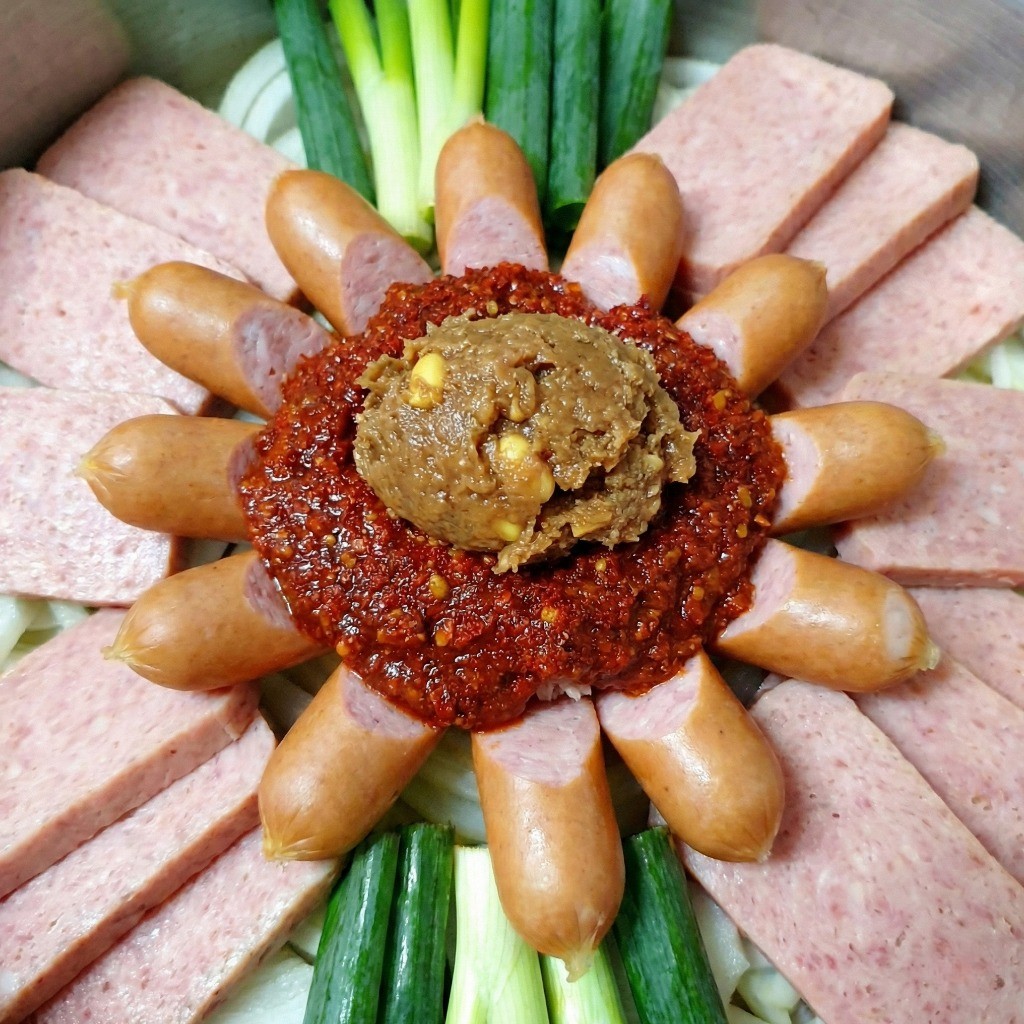 백종원 부대찌개 양념장 비법 - 고춧가루, 마늘, 간장과 함께 된장 반 스푼 넣기