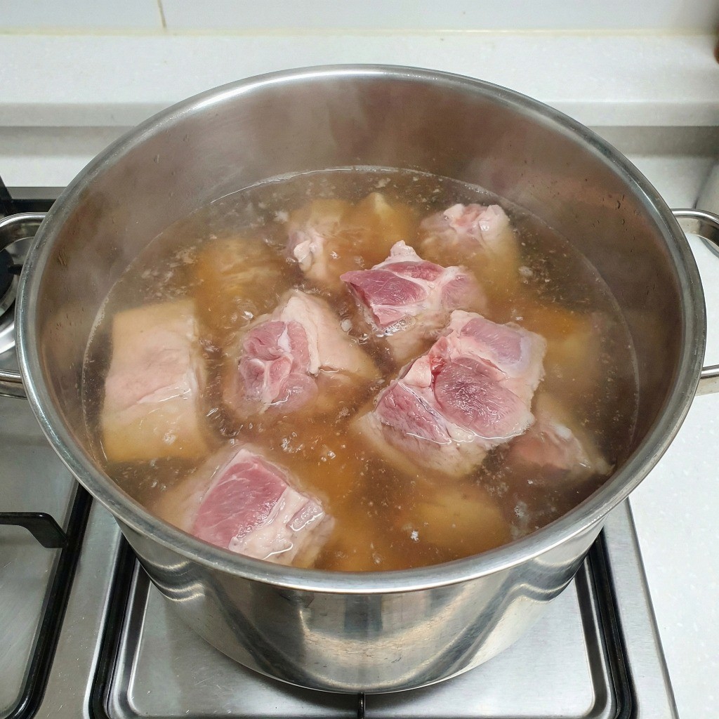 돼지 뒷다리살 고기 삶기 및 된장 육수 만들기