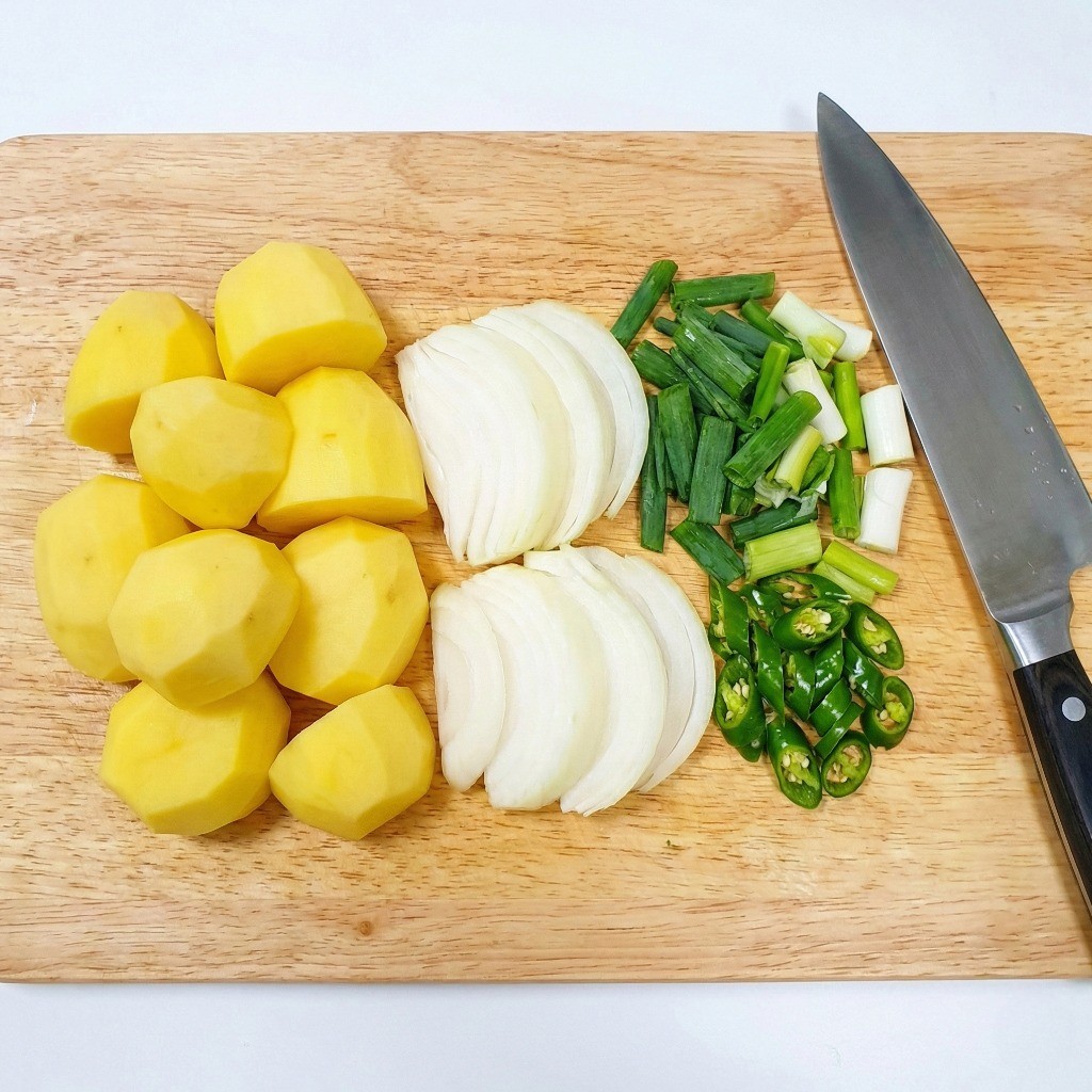 감자탕 재료 손질 감자 양파 대파 청양고추